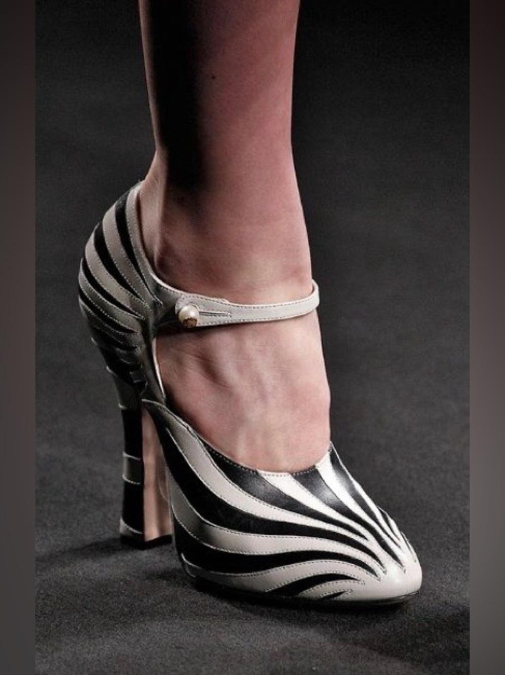 Gucci Zebra Mary Jane pumps in box - Picture 2 of 9